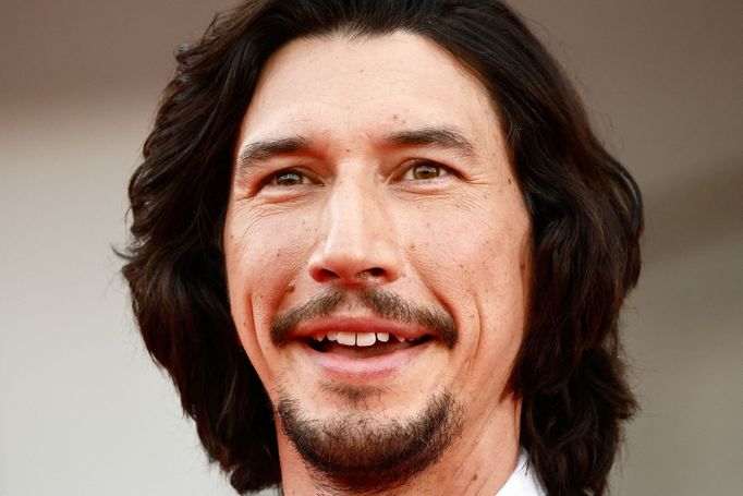 Herec Adam Driver.