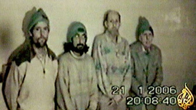 Skupina unesených charitativních pracovníků na snímku, převzatém z televize Al-Džazíra. Fox je druhý zprava.