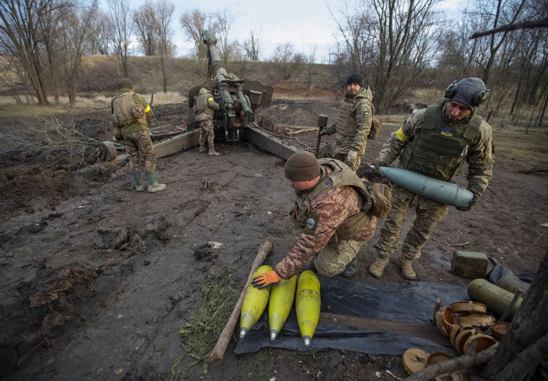 Ukrajinští vojáci nakládají na Nový rok munici poblíž frontové linie v Doněcké oblasti.