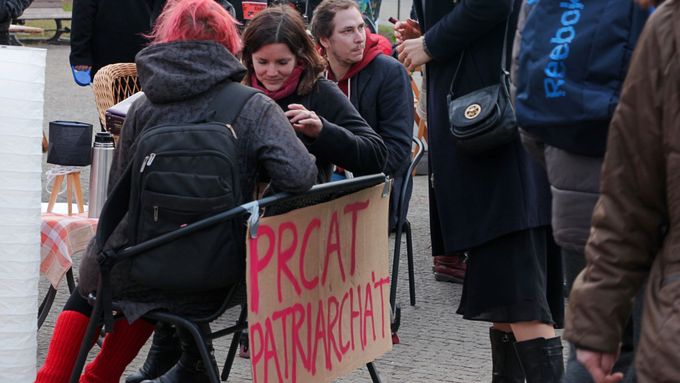 Fotky: Rovnost je stále daleko. Na pražském náměstí Míru proběhlo MDŽ ve znamení "stávky žen"