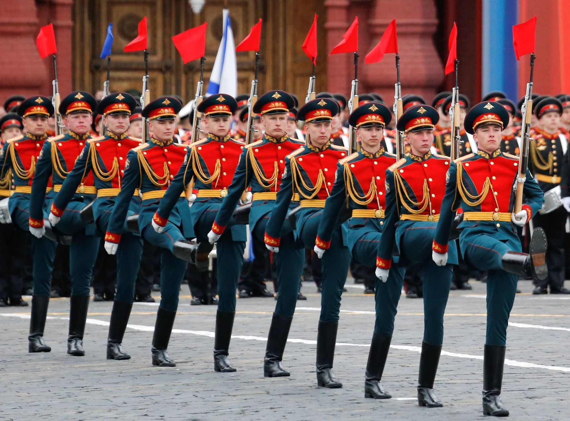 Ruští vojáci během vojenské přehlídky v Moskvě na oslavu Dne vítězství.