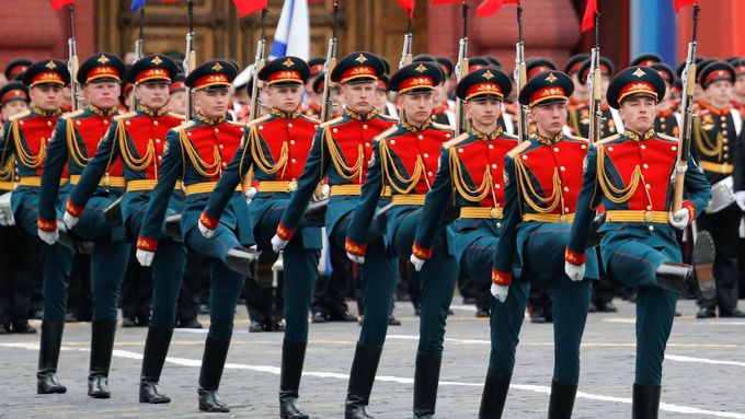 Ruští vojáci na přehlídce v Moskvě - ilustrační foto.