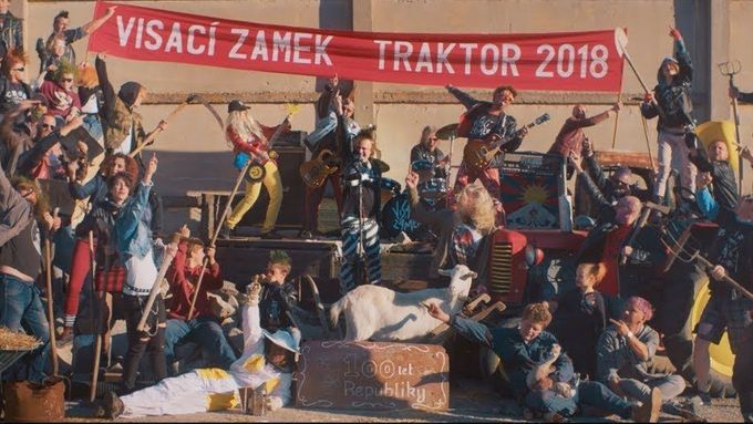 Předloňský výpravný klip Traktor k hitu Visacího zámku z 80. let.