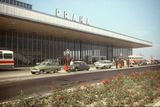 Stará Ruzyně už kapacitně nestačila. V letech 1961 až 1968 proto vyrostlo nové letiště severně od původního areálu.