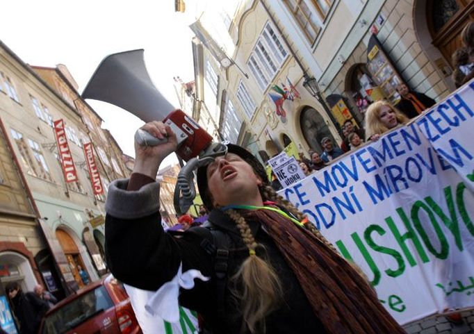 Asi třicet účastníků happeningu se po druhé hodině seřadilo do průvodu a Nerudovou ulicí prošli k americkému velvyslanectví na Malé Straně.