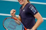 Justine Heninová se raduje z vítězství.