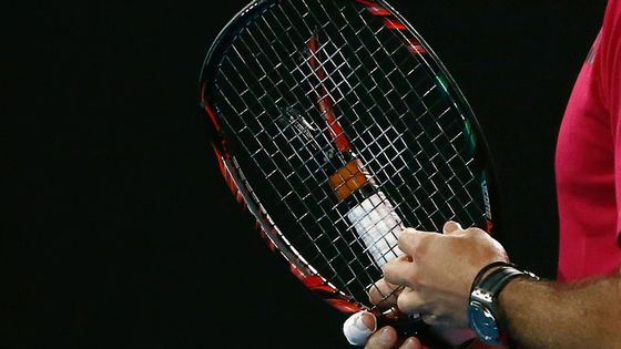 Frustrace Stana Wawrinky z nepříznivého vývoje semifinále dvouhry s krajanem Rogerem Federerem vyvrcholila zničením rakety. Podívejte se, co vše se dnes v Melbourne odehrálo.