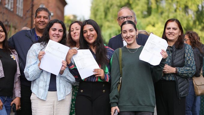 Tři studentky získávají výsledky zkoušek A-level s hodnocením A* v Anglii.