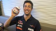 Také Daniel Ricciardo z týmu Toro Rosso může mlsat. Sympatický Australan dostal od svého maďarského fanouška speciální edici čokoládového krému se speciální etiketou.