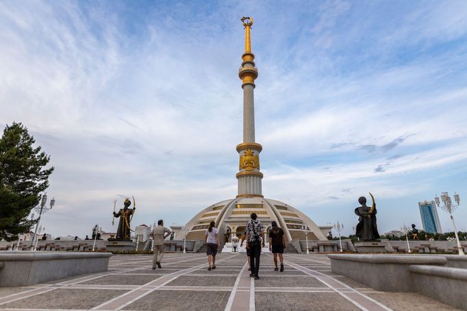 "Turkmenistán, stát, který by byl skvělou parodií, kdyby nebyl skutečný." Dan Přibáň píše z cest do žlutou žábou.