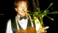 1997 - Flubber. A opět rodinná fantasy a komedie navíc. A znovu excelentní Robin Williams, který si zahrál profesora Phillipa Brainarda, který je sice vědecký génius, ale také nenapravitelný sklerotik. Dvakrát zapomene přijít na svou vlastní svatbu a jeho snoubenka Sara, povoláním prezidentka univerzity, už má jeho zapomnětlivosti plné zuby. Spolehlivá letní oddechovka.