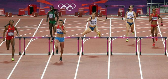 Česká překážkářka Zuzana Hejnová během bronzového finále na 400 m překážek během OH 2012 v Londýně.