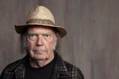 Buď Rogan, nebo já. Rocker Neil Young kvůli dezinformacím opustil Spotify