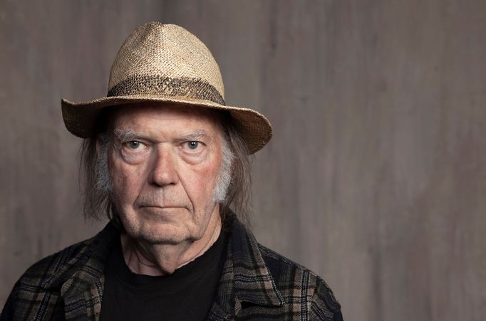 Neil Young (na snímku z roku 2019) je autorem písní jako Heart of Gold nebo Harvest Moon, natočil přes 40 alb.