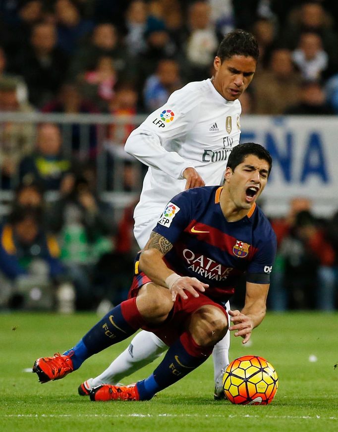 Football - Real Madrid v Barcelona - Liga BBVA - Santiago Bernabeu - 21/11/15 Real Madrid's Raphael Varane in action with Barcelona's Luis Suarez Reuters / Sergio Perez L