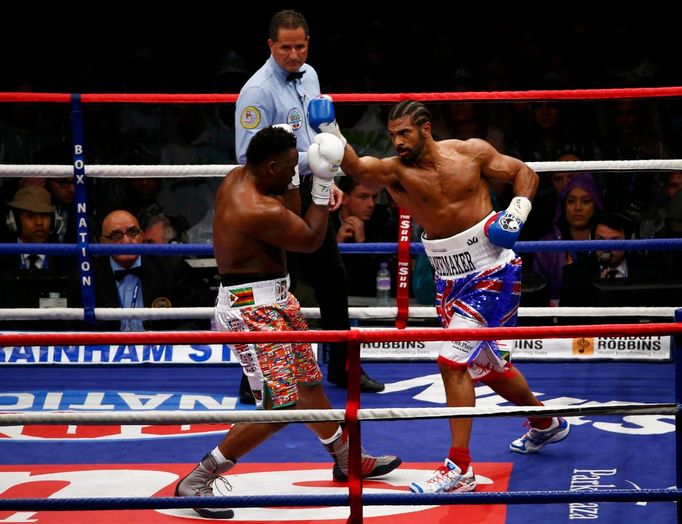 Britský boxer David Haye boxuje s Britem Dereckem Chisorou v mezinárodním mistrovství těžké váhy v londýnském Upton Parku v roce 2012.