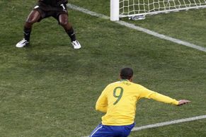 Brazilská samba: góly nohama i rukama a červená pro Kaká