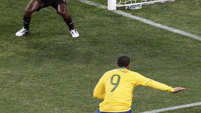 Brazilská samba: góly nohama i rukama a červená pro Kaká