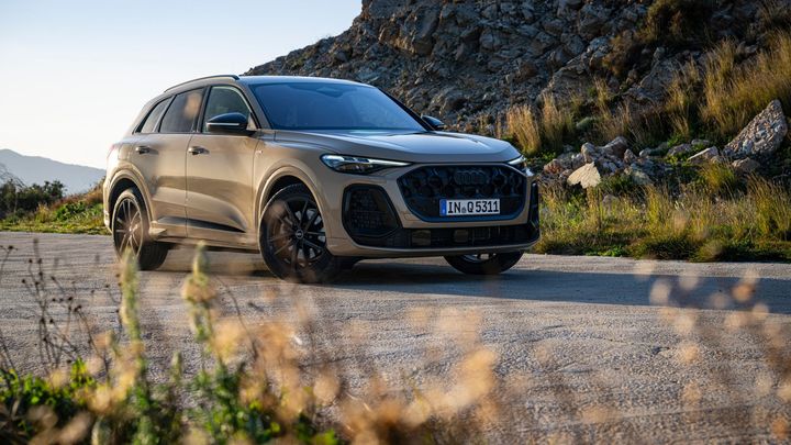Proč je tohle nejprodávanější Audi? Q5 se láká na lepší mild-hybrid a kabinu z A5