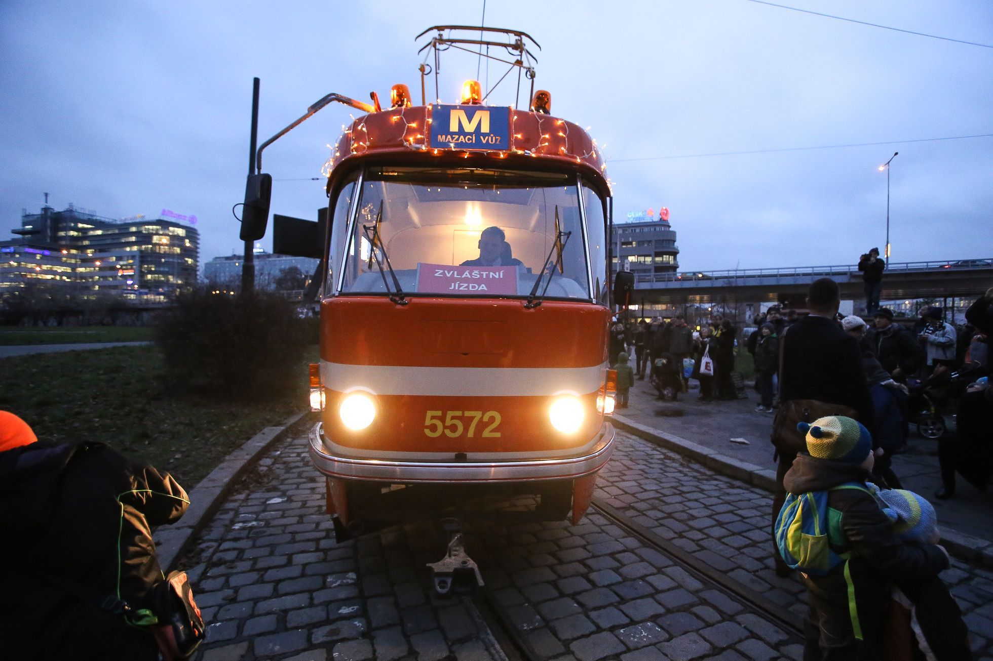 Mazací tramvaj v Praze vánočně svítí a jede, 19.12.2016