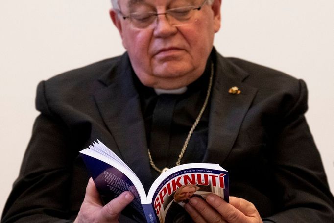 Kardinál Dominik Duka na křtu knihy Spiknutí v arcibiskupském paláci.