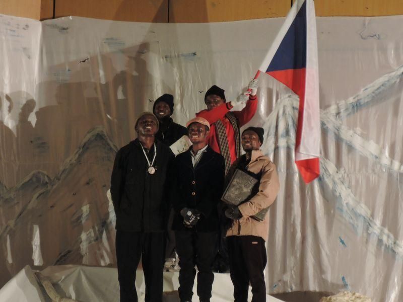 Dobytí severního pólu v podání nigerijských herců - vlajka