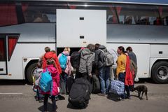 Statisíce uprchlíků jezdí zpět na Ukrajinu kvůli lékařům. Péče je tam lepší, říkají