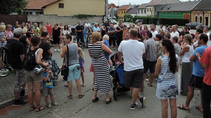 Lidé v Podolí se takto sešli na podporu odvolané starostky Jany Rýpalové.