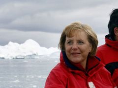 Opravdu taje. Kancléřka se o oteplování osobně přesvědčovala v Grónsku.