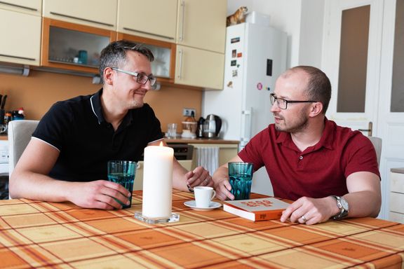 Tomáš a Jiří doma během rozhovoru.