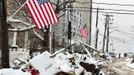 Zasněžené trosky na ulici v Rockaway Beach nedaleko čtvrti Queens v New Yorku.