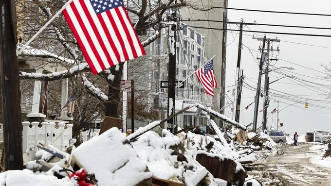 Foto: Sníh zasypal věci, které lidé vynesli z poškozených domů