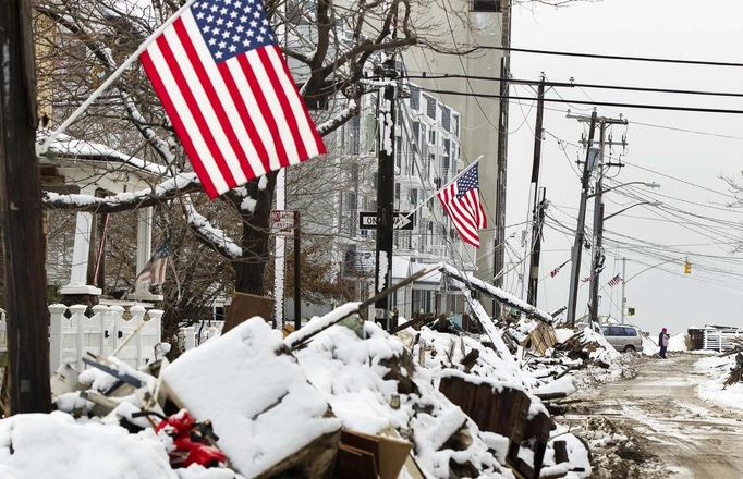 Zasněžené trosky na ulici v Rockaway Beach nedaleko čtvrti Queens v New Yorku.