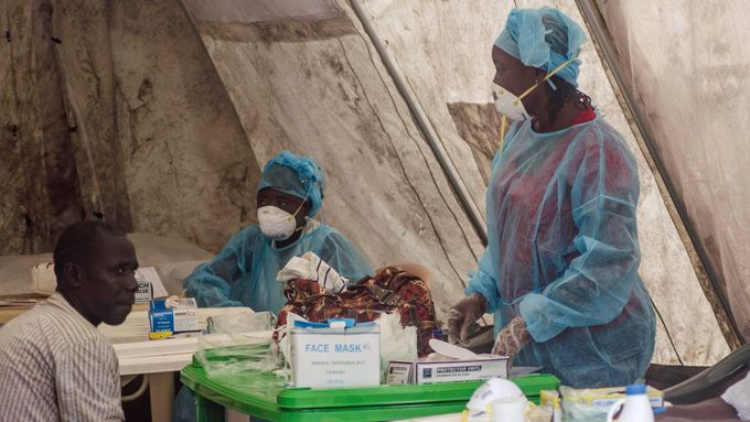 Lékaři pečující o nakažené ebolou.
