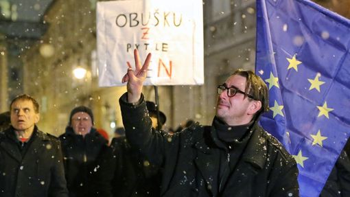 Před Poslaneckou sněmovnou se demonstrovalo proti zvolení Zdeňka Ondráčka do čela komise pro kontrolu GIBS.