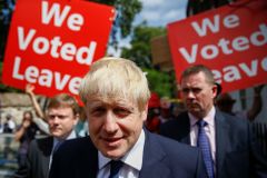 Britští konzervativci si s Johnsonem polepšili, před labouristy vedou o deset procent