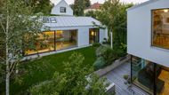 Fasádu dámy z ANNY Architects propojily s novou výstavbou, která splňuje současné potřeby majitelů.