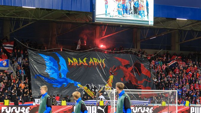 Plzeňští fotbalisté slaví jedinou a vítěznou branku v zápase proti Spartě.