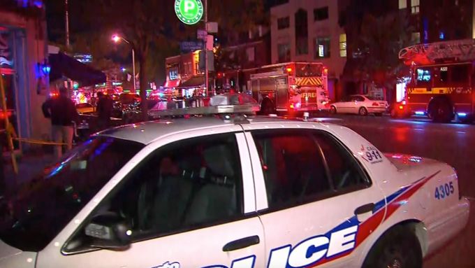 Střelec začal pálit do lidí v restauraci v kanadském Torontu.