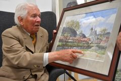 Do knihy rekordů se zapsal 102letý Stanislav Bělík, nejstarší vystavující malíř