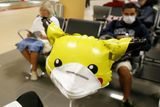 Rezignovaná ironie - cestující na letišti v peruánské Limě nasadil masku i nafukovacímu zvířátku. První případ prasečí chřipky se v Peru objevil ve středu 30. dubna.