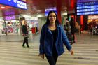 Monika Horáková, matka dvou malých dětí, nechtěla sledovat trápení lidí u televize. Dne 3. září vzala batoh, nakoupila sto rohlíků, padesát lahví vody a vyrazila na nádraží: "Nevěděli jsme, co nás čeká, ani co budeme dělat."