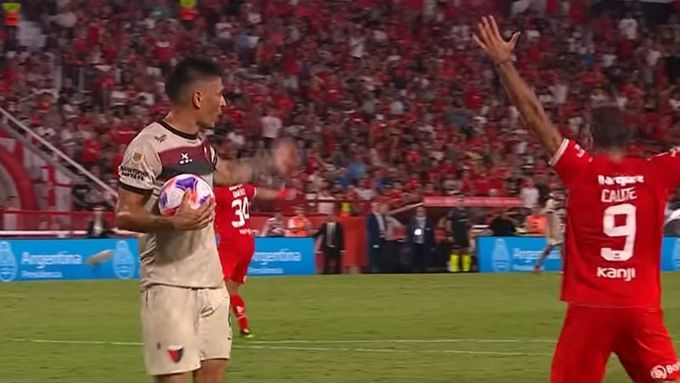 Sestřih utkání Independiente - Colón (penaltová situace v čase 1:28)