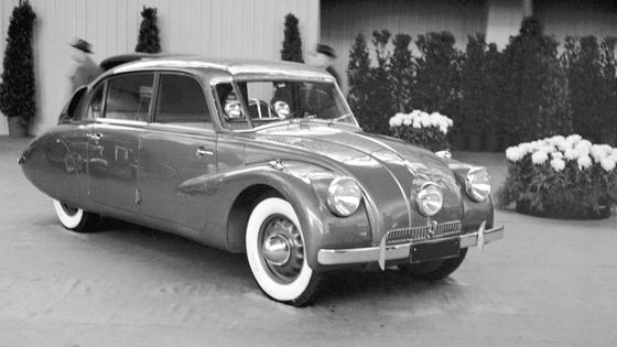 Tatra 87 při premiéře na pražském autosalonu v roce 1937.