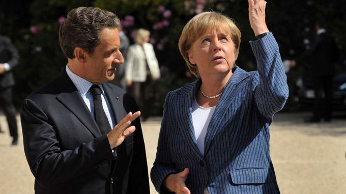 Vývoj ekonomiky? Ve hvězdách, jako by ukazovalo gesto německé kancléřky Angely Merkelové při setkání s francouzkým prezidentem Nicolasem Sarkozym.