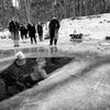 Letošní tuhé mrazy umožnily členům největšího otužileckého klubu v Česku (I. PKO Praha) vyzkoušet si plavání pod ledem. Vybrali si k tomu zamrzlé jezero Lhota u Brandýsa nad Labem.