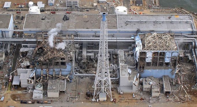 An aerial view shows the Fukushima Daiichi Nuclear Power Station in Fukushima Prefecture in this March 20, 2011 file photo taken by the Air Photo Service. Decommissioning Japan's tsunami-devastated Fukushima Daiichi nuclear plant will take decades, require huge injections of human and financial capital and rely on yet-to-be developed technologies. To match Insight JAPAN-FUKUSHIMA/ Mandatory Credit REUTERS/Air Photo Service/Files (JAPAN - Tags: DISASTER BUSINESS ENVIRONMENT POLITICS) NO COMMERCIAL USE. FOR EDITORIAL USE ONLY. NOT FOR SALE FOR MARKETING OR ADVERTISING CAMPAIGNS. MANDATORY CREDIT Published: Bře. 5, 2013, 10:25 odp.