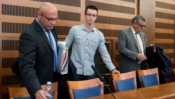Lukáš Nečesaný (uprostřed) u soudu mezi svými advokáty
