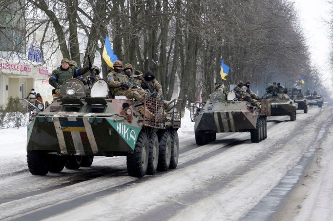 Kolona obrněných transportérů ukrajinské armády u města Volnovacha.