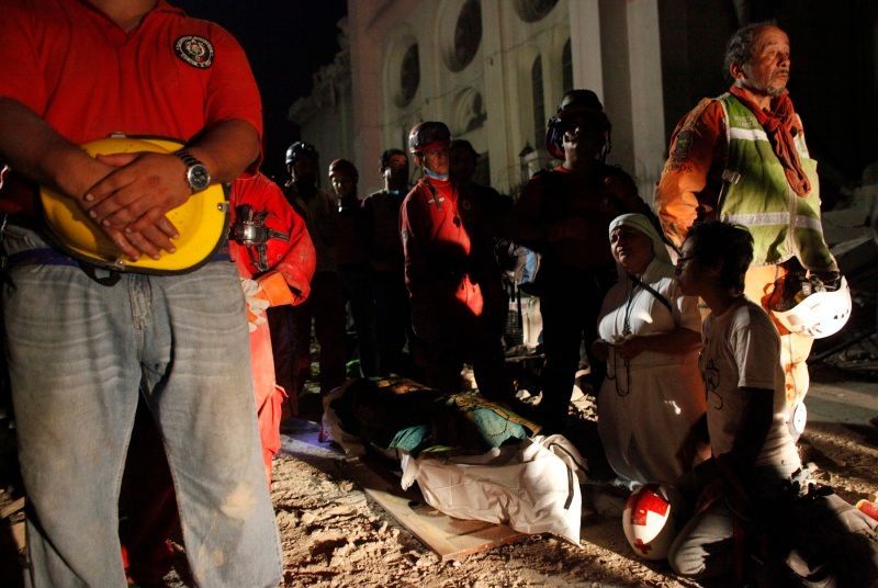 Na Haiti se sjeli záchranáři z celého světa